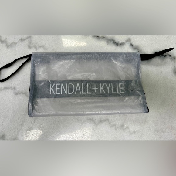 Kendall + Kylie NWT Makeup Cosmetic Travel Bag Clear RETAILS $25 - Picture 3 of 4